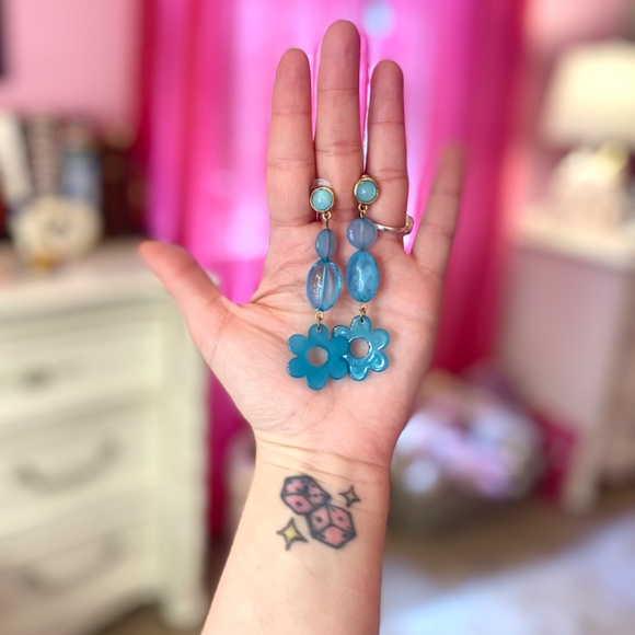 Urban Outfitters Blue Flower Acrylic Plastic Dangle Drop & Linear Earring Women - Picture 4 of 4